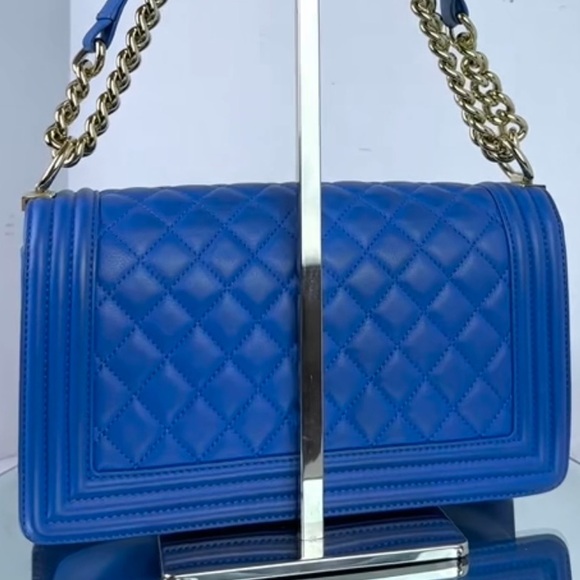 CHANEL BOY Chain Quilted Shoulder Bag Medium - Picture 4 of 10